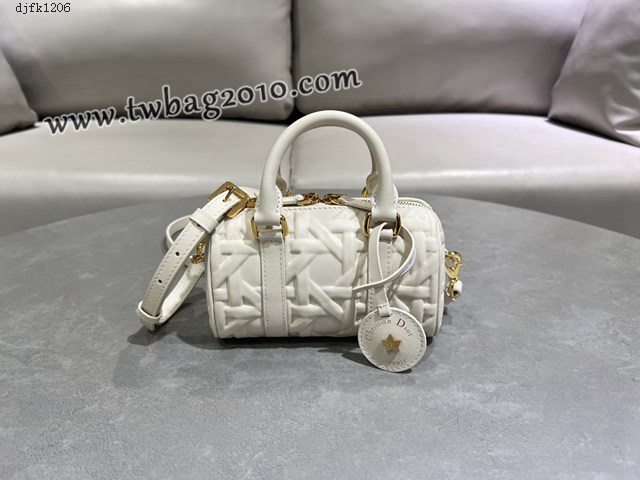 Dior专柜新款迪奥顶级原单杏色压花菱格Groove16迷你手袋 djfk1206