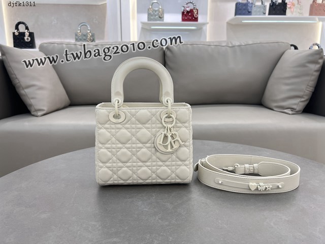 Dior专柜新款迪奥高仿原单Lady20cm四格磨砂徽章手提包 djfk1311