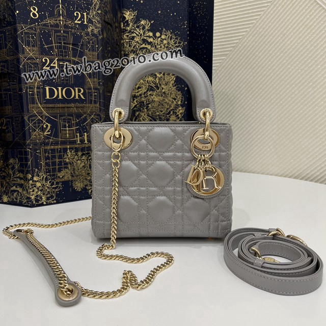 Dior专柜新款Lady女包迪奥高仿原单Classic Lady 戴妃包，标志性的字母吊饰，经典的菱格，手感极好的绵羊皮，人手一个必备的三格小包。迷人优Classic Lady戴妃包三格手提女包 djfk1417