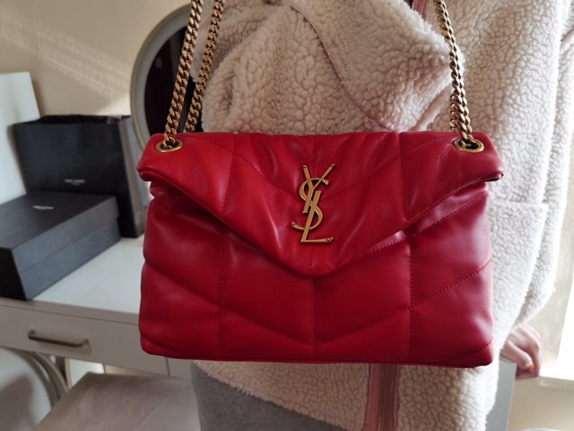 YSL专柜款女包 聖羅蘭經典款LOULOU PUFFER絎縫漆皮小號郵差包 YSL肩背斜挎包 577476  jjh1139