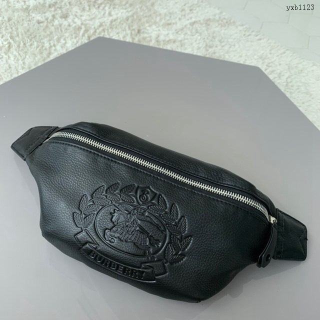 Burberry專門店新款斜挎男士腰包胸包 巴寶莉品牌徽章壓花黑色腰包 yxb1123
