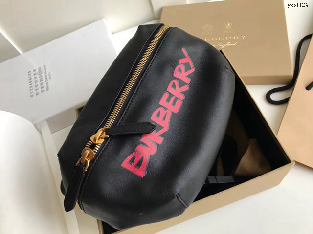 Burberry專門店新款斜挎男士腰包胸包 巴寶莉品牌徽章壓花黑色腰包 yxb1124