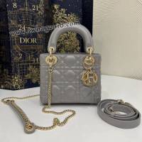 Dior专柜新款Lady女包迪奥高仿原单Classic Lady 戴妃包，标志性的字母吊饰，经典的菱格，手感极好的绵羊皮，人手一个必备的三格小包。迷人优Classic Lady戴妃包三格手提女包 djfk1417
