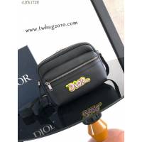 Dior专柜新款AND KAWS限定系列迪奥高仿原单Rider2.0拉链式信使包 djfk1728