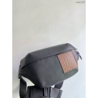 Burberry專門店新款斜挎男士腰包胸包 巴寶莉品牌徽章壓花黑色腰包 yxb1125