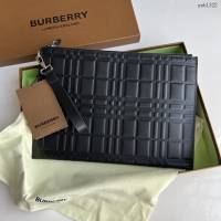Burberry專門店新款男士黑色手拿包 巴寶莉壓花格紋皮革拉鏈收納袋 yxb1322