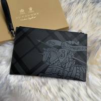 Burberry專門店新款格紋馬術騎士圖案手拿包 巴寶莉經典款男士手包 yxb1346