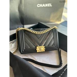 Chanel專櫃新款火爆拼皮大V刺繡BOY鏈條包 67086＃ 香奈兒經典暢銷款單肩斜挎包 djc4547