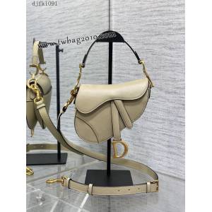 Dior专柜新款迪奥顶级原单原厂皮杏色小号经典马鞍包 djfk1091