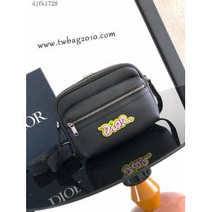 Dior专柜新款AND KAWS限定系列迪奥高仿原单Rider2.0拉链式信使包 djfk1728
