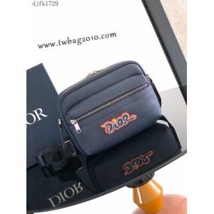 Dior专柜新款AND KAWS限定系列迪奥高仿原单Rider2.0拉链式信使包 djfk1729
