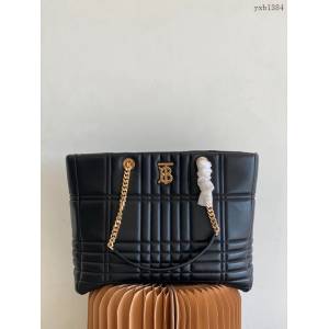 Burberry專門店新款羔羊皮絎縫購物袋 巴寶莉鏈條雙肩帶肩背女包 yxb1384