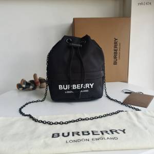 Burberry專門店新款鏈條收納小水桶包 巴寶莉經典休閒肩背女包 yxb1434