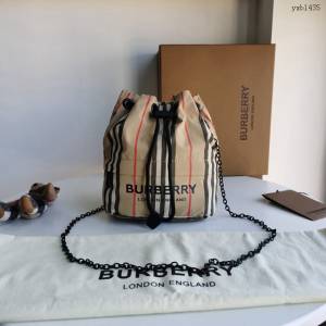 Burberry專門店新款鏈條收納小水桶包 巴寶莉經典休閒肩背女包 yxb1435