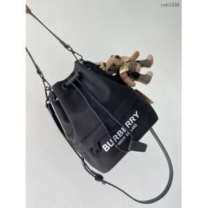 Burberry專門店新款皮肩帶收納小水桶包 巴寶莉經典休閒肩背女包 yxb1436